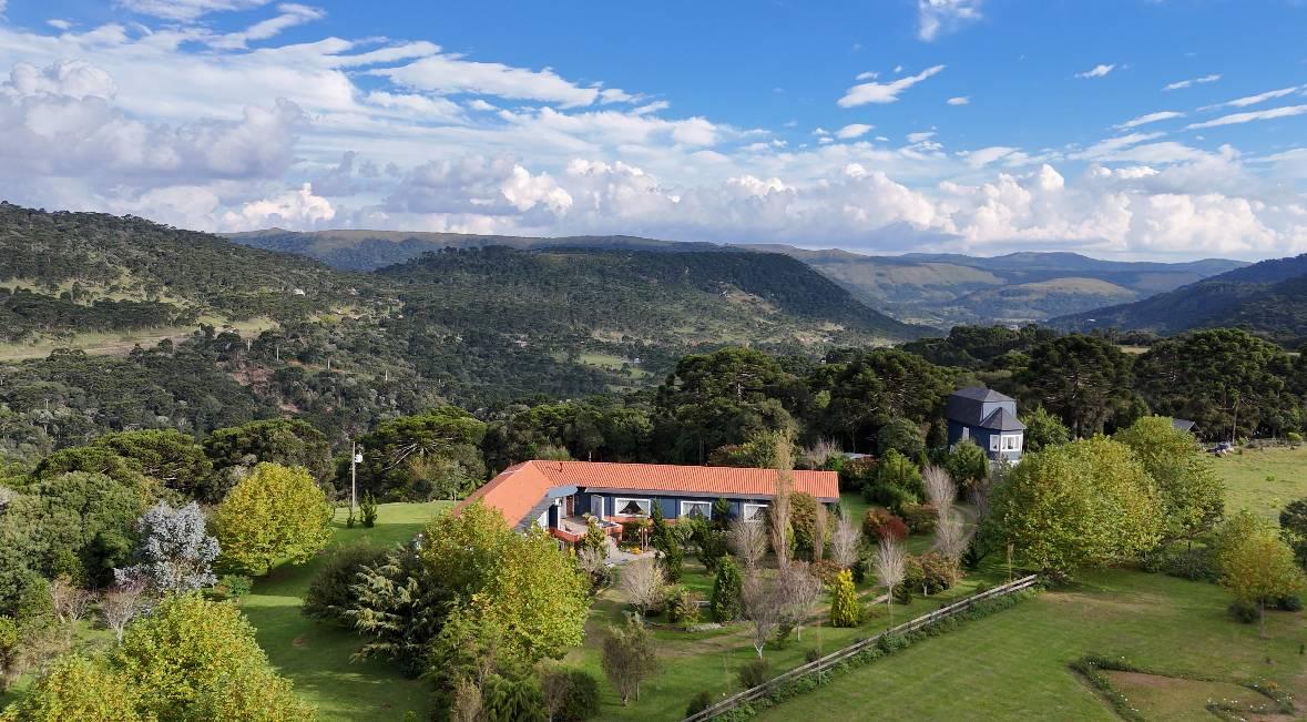 Silêncio como Luxo: por que a “natureza adulta” é o novo alto padrão — e como vivê-la na Pousada Cantos e Encantos