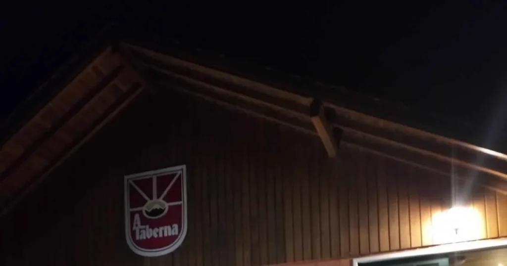 Foto da fachada de um restaurante recomendado pela Pousada Cantos e Encantos.