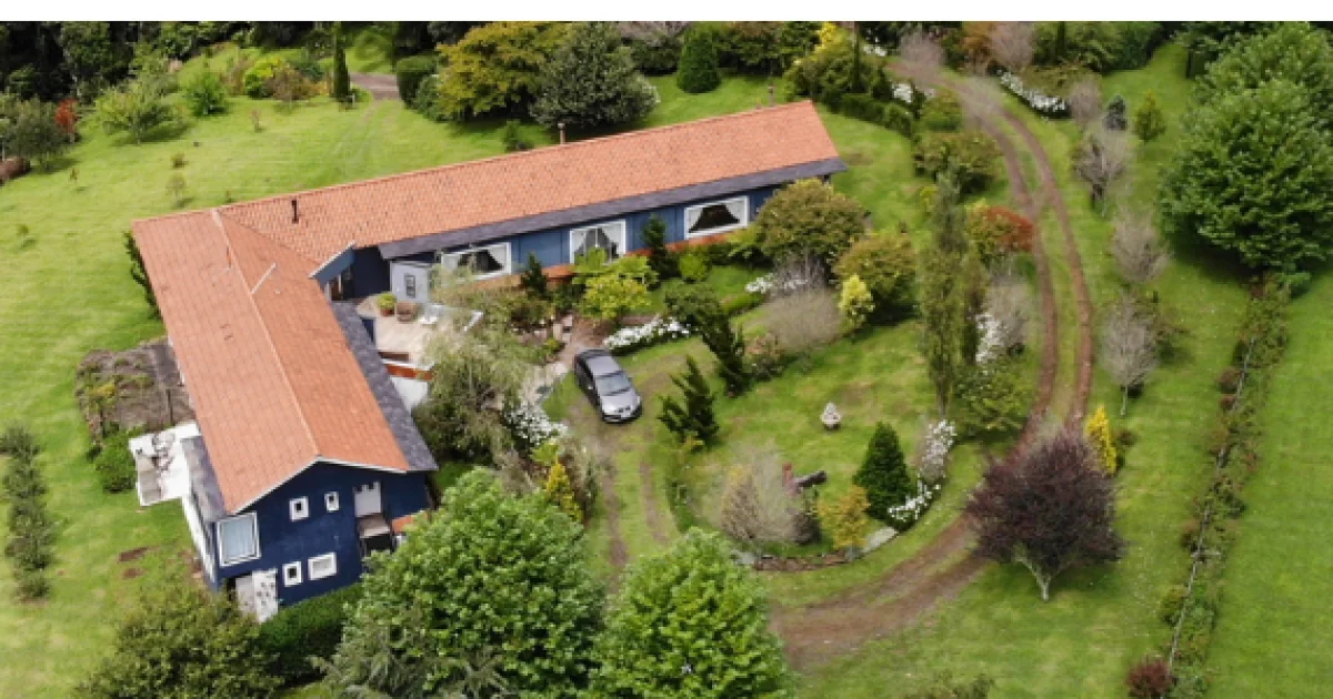 Vista aérea da Pousada Cantos e Encantos e jardins.