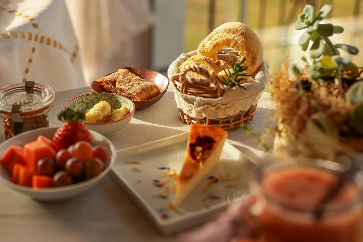 Café da manhã servido em ambiente aconchegante.