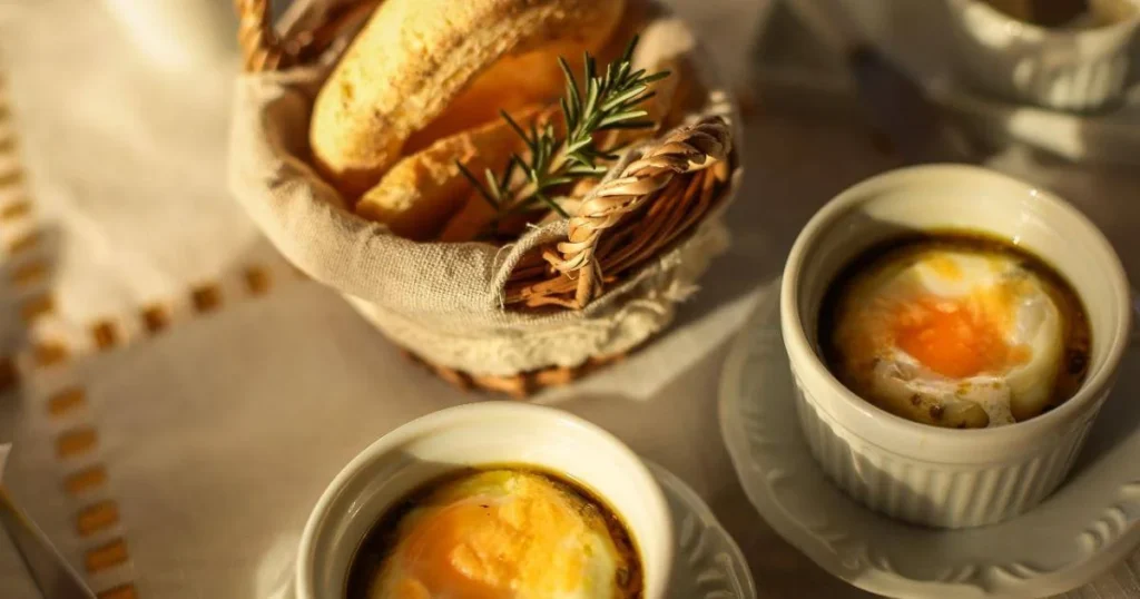 Pães e ovos servidos no café da manhã da Pousada Cantos e Encantos