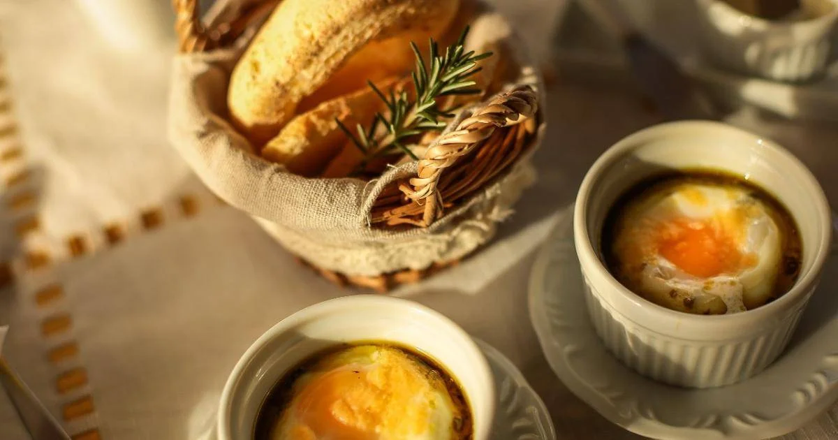 Pães e ovos servidos no café da manhã da Pousada Cantos e Encantos