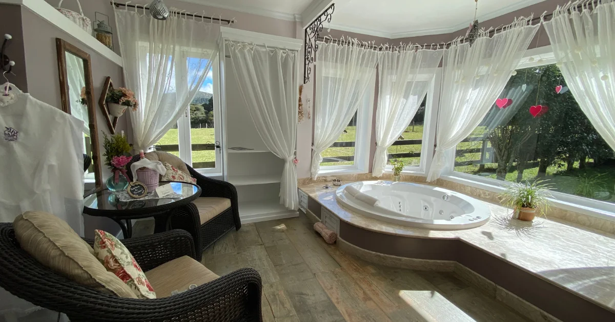 Banheira de hidromassagem com vista para a natureza.