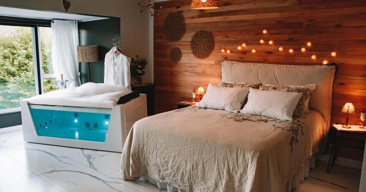 Banheira de hidromassagem com vista para a natureza.