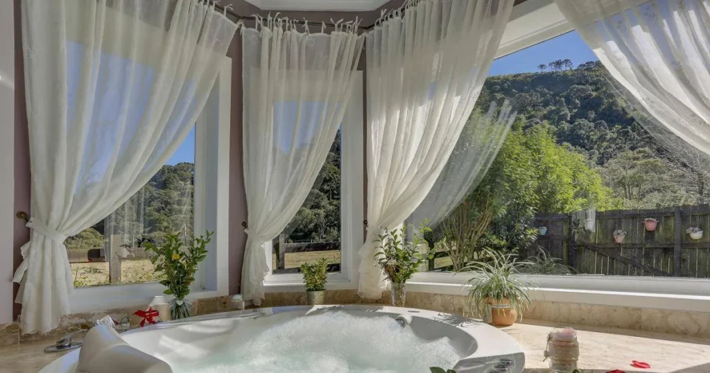 Banheira com vista panorâmica para a serra.