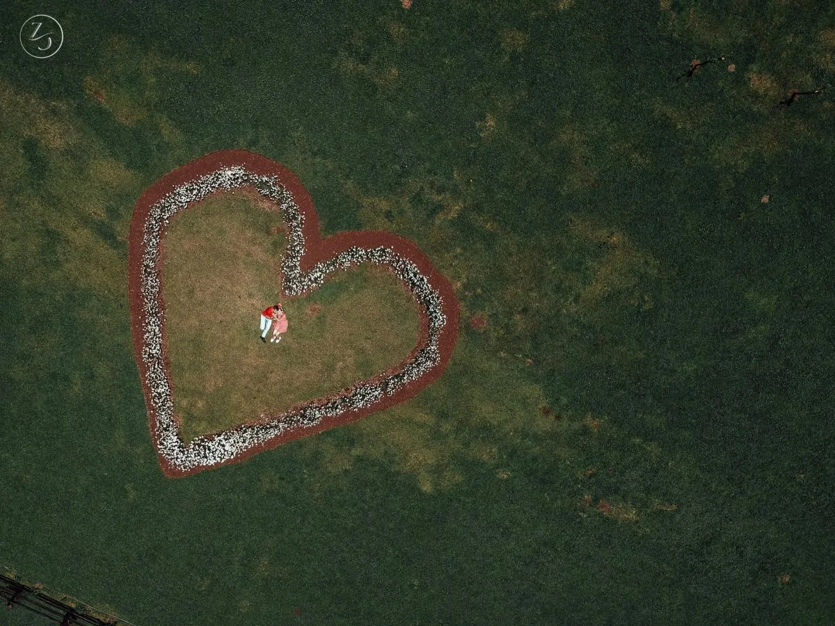 Detalhe decorativo em formato de coração no jardim da pousada.