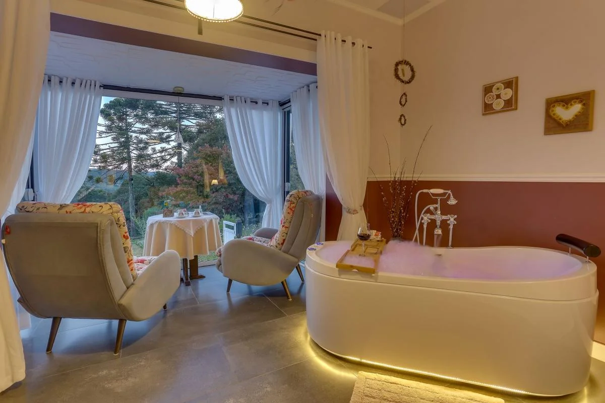 Banheira de hidromassagem em suíte romântica.