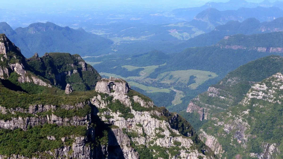 Paisagem montanhosa da Serra Catarinense vista da pousada.