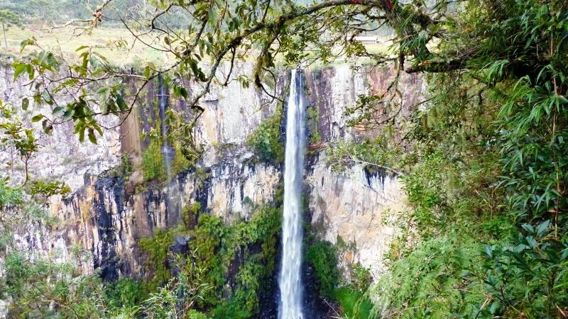 Queda d’água em meio à mata nativa de Urubici.