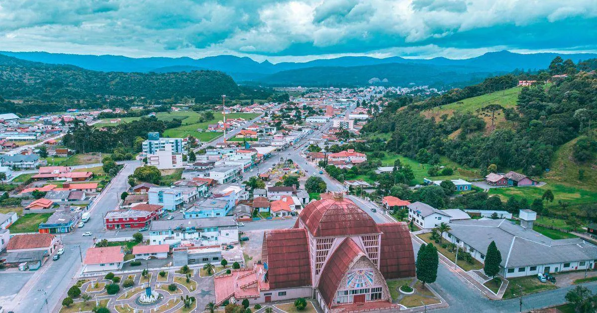 Vista aérea do centro de Urubici, destino da Pousada Cantos e Encantos.