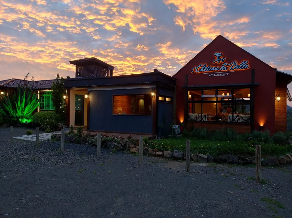 Restaurante em Urubici ao entardecer, iluminação acolhedora na serra.