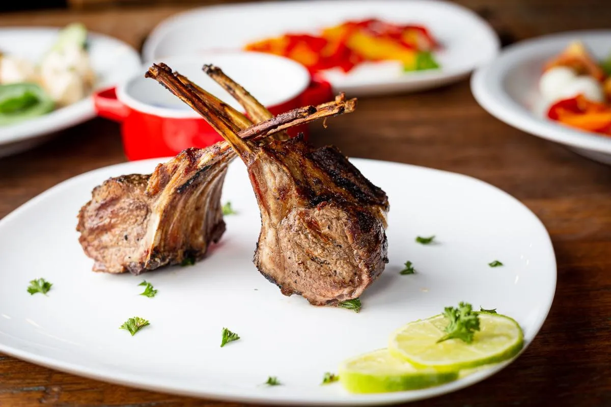 Prato principal preparado com ingredientes locais de um restaurante recomendado pela Pousada Cantos e Encantos em Urubici.