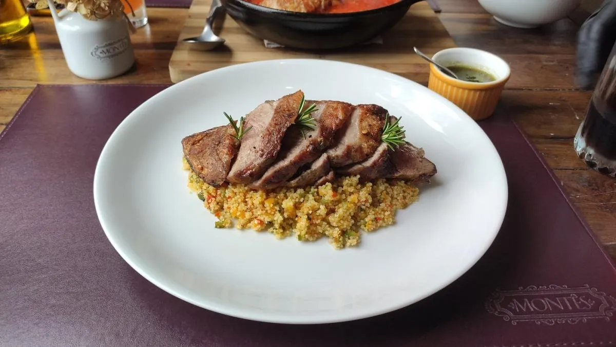 Prato gourmet servido no jantar de um Restaurante em Urubici, Santa Catarina