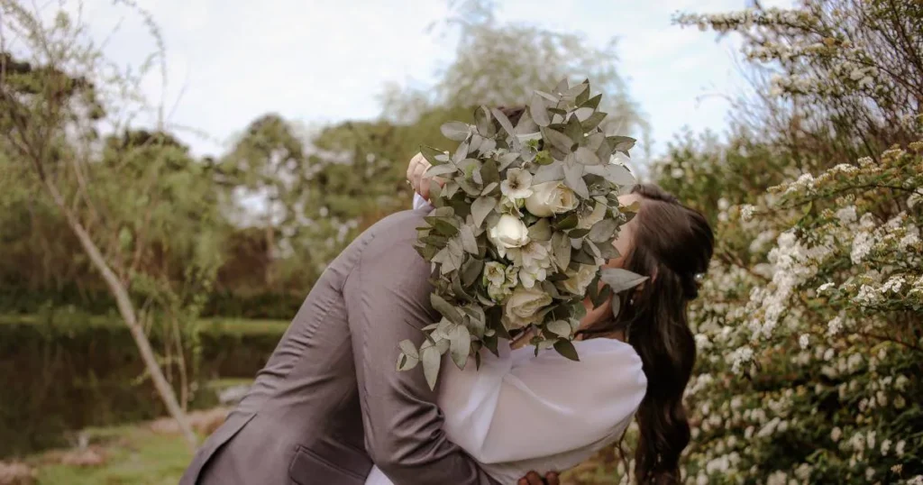 Buquê de flores em ensaio romântico realizado na Pousada Cantos e Encantos.