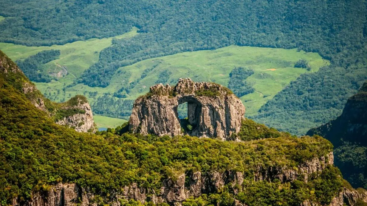 Paisagem montanhosa da Serra Catarinense em Urubici, região da Pousada Cantos e Encantos.