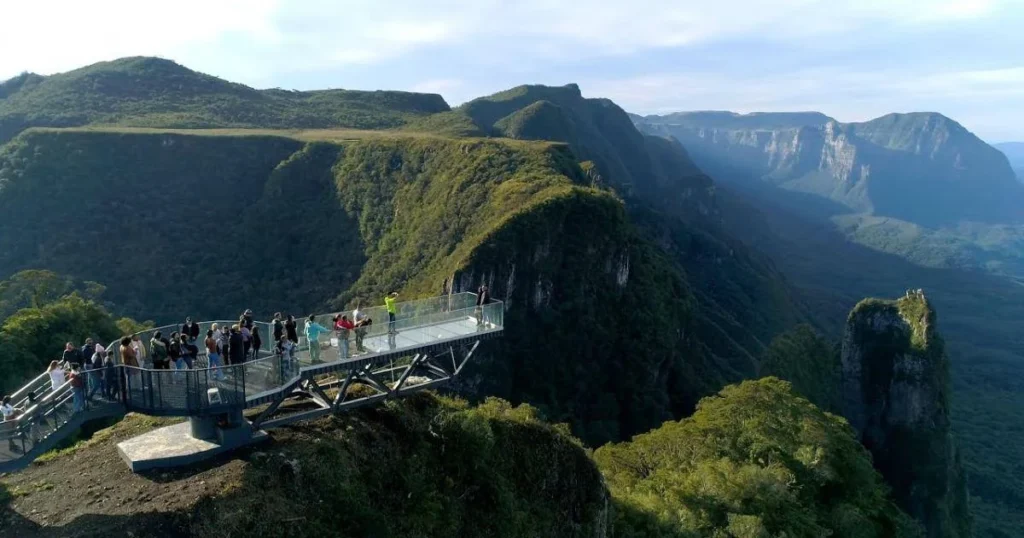 Mirante com passarela suspensa em atrativo turístico de Urubici.