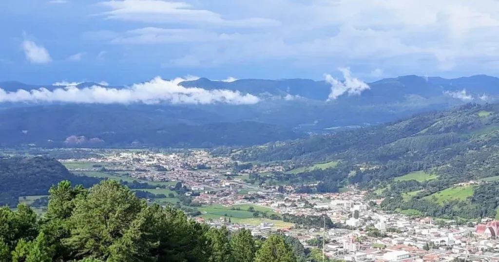 Vista panorâmica de Urubici com montanhas e vales da Serra Catarinense.