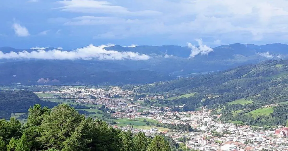 Vista panorâmica de Urubici com montanhas e vales da Serra Catarinense.
