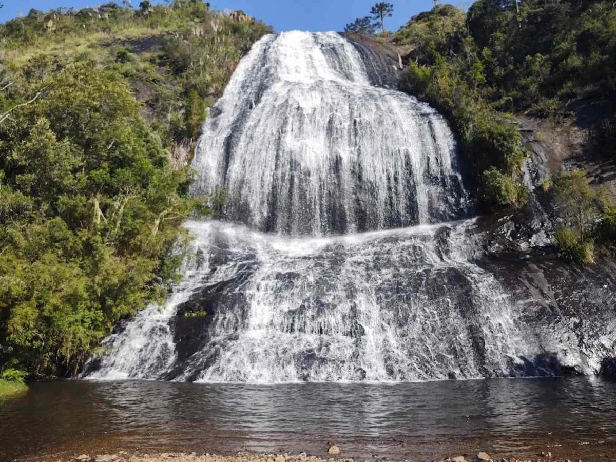 Cachoeira congelada no inverno em ponto turístico de Urubici.