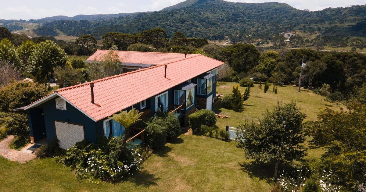 Vista aérea da Pousada Cantos e Encantos integrada à natureza.