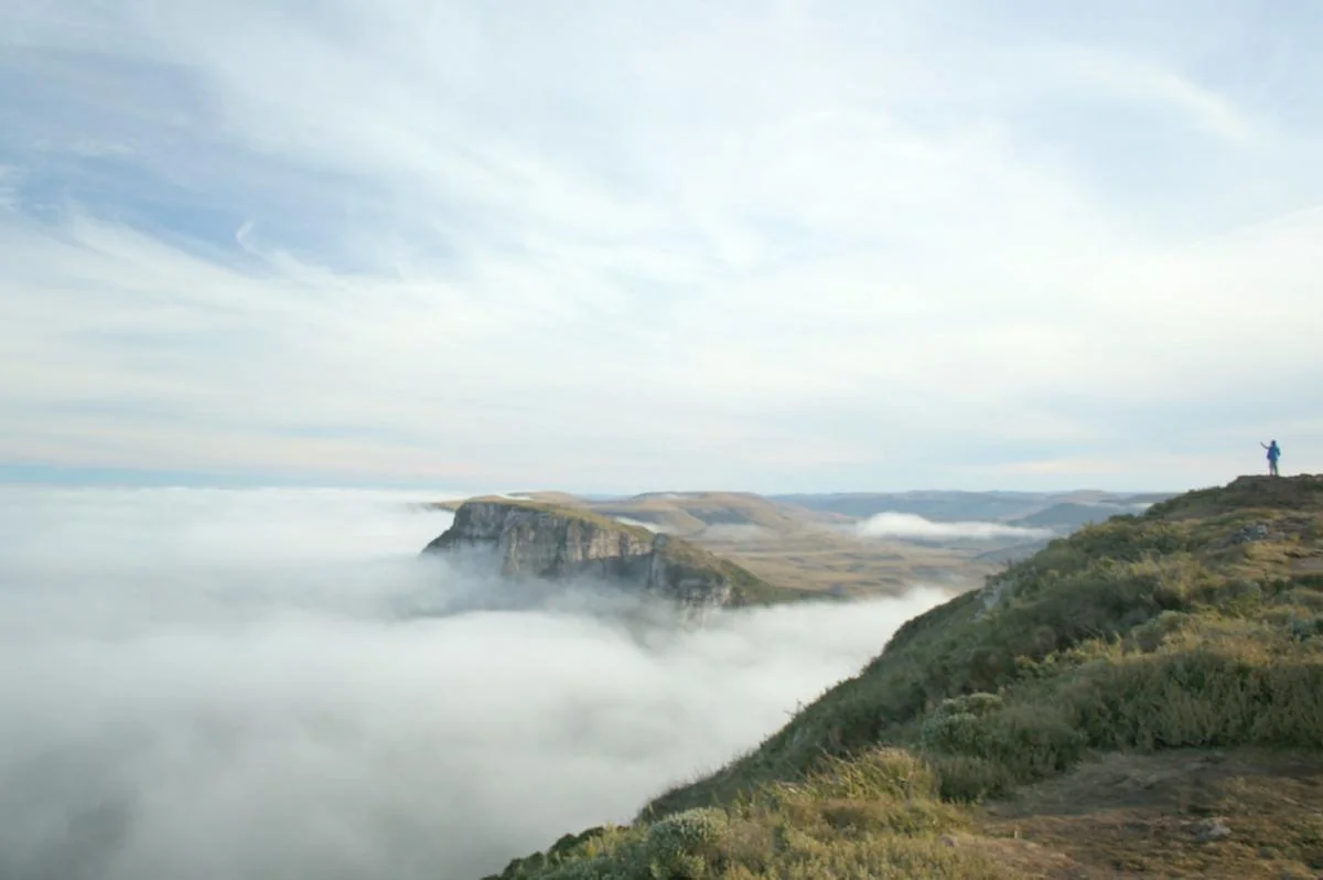 Neblina cobrindo os vales da Serra Catarinense ao amanhecer.