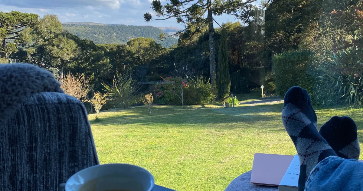 Vista do jardim da Pousada Cantos e Encantos a partir da suíte