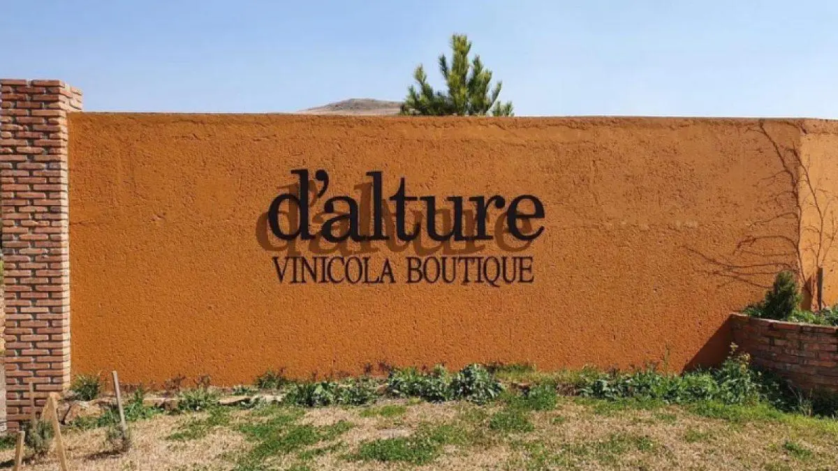 Placa de vinícola boutique da região de Urubici (fora da pousada).