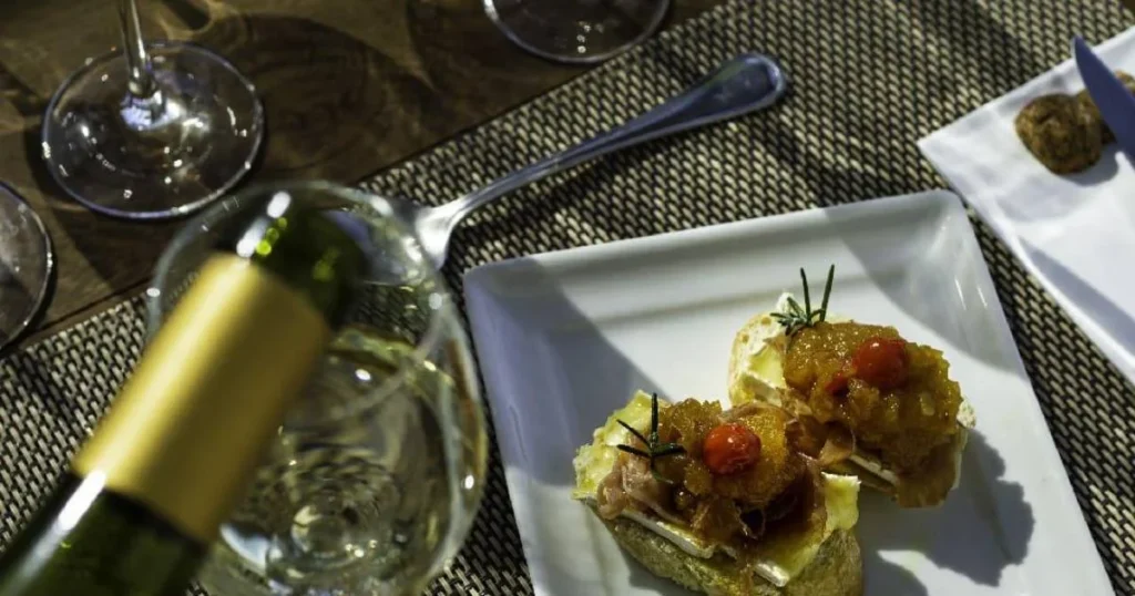 Detalhe de vinho servido na Pousada Cantos e Encantos.