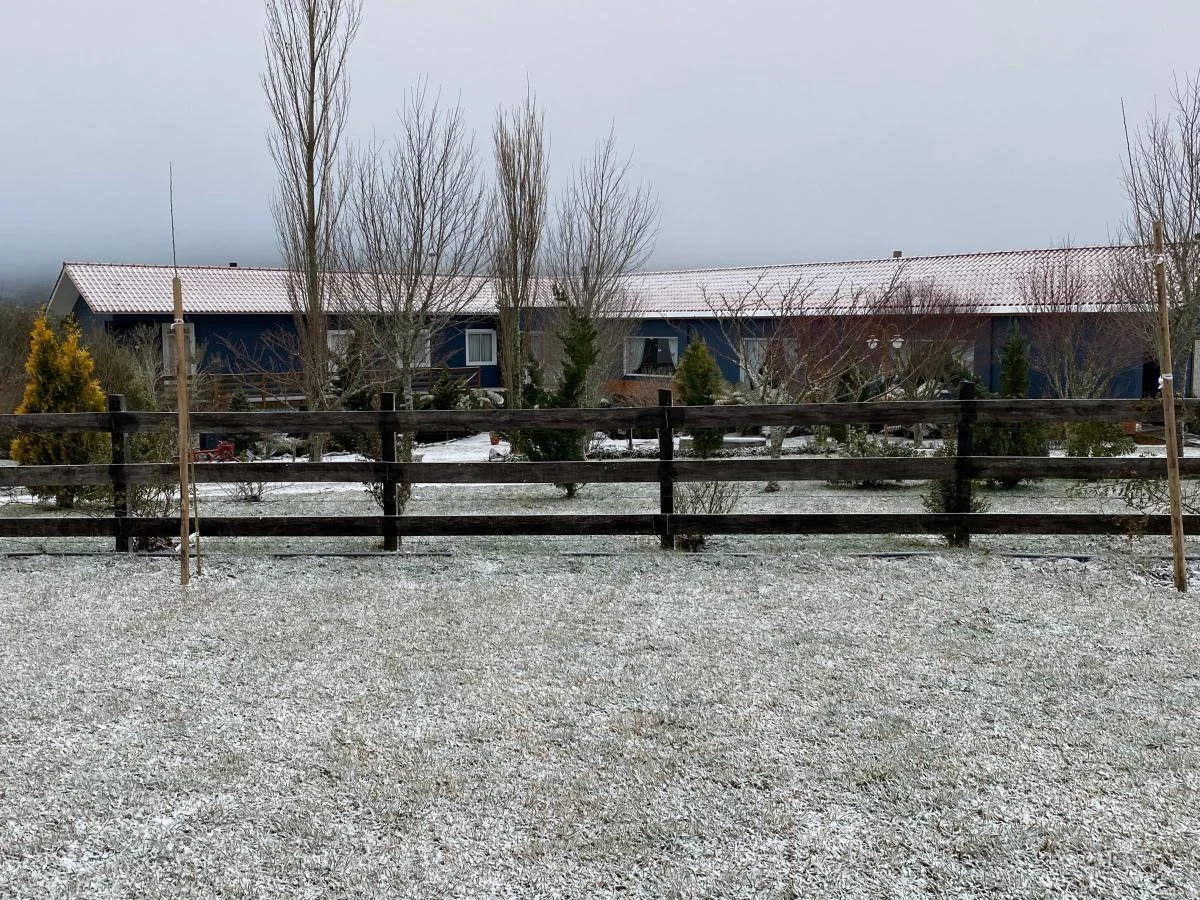 Jardim com geada e banco externo na Pousada Cantos e Encantos.