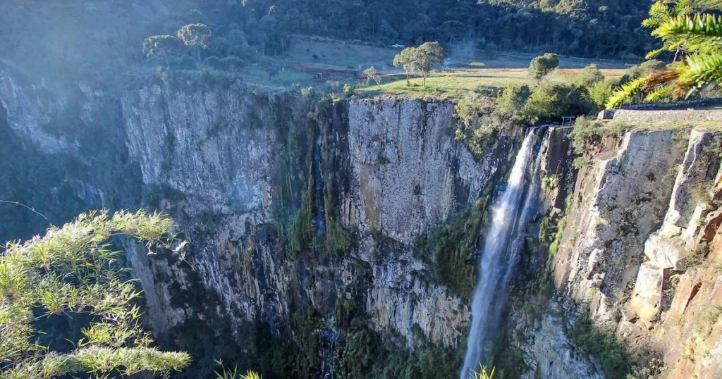 Vista de cânion com grande cachoeira em Urubici, na Serra Catarinense, um dos principais pontos turísticos naturais próximos à Pousada Cantos e Encantos.