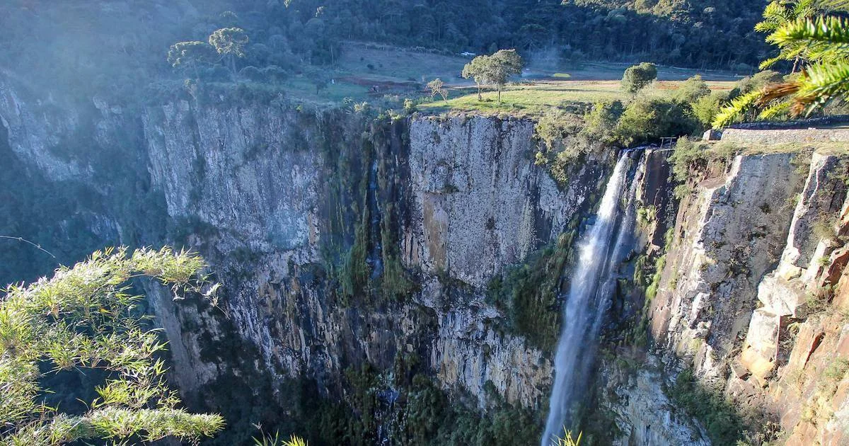 Vista de cânion com grande cachoeira em Urubici, na Serra Catarinense, um dos principais pontos turísticos naturais próximos à Pousada Cantos e Encantos.