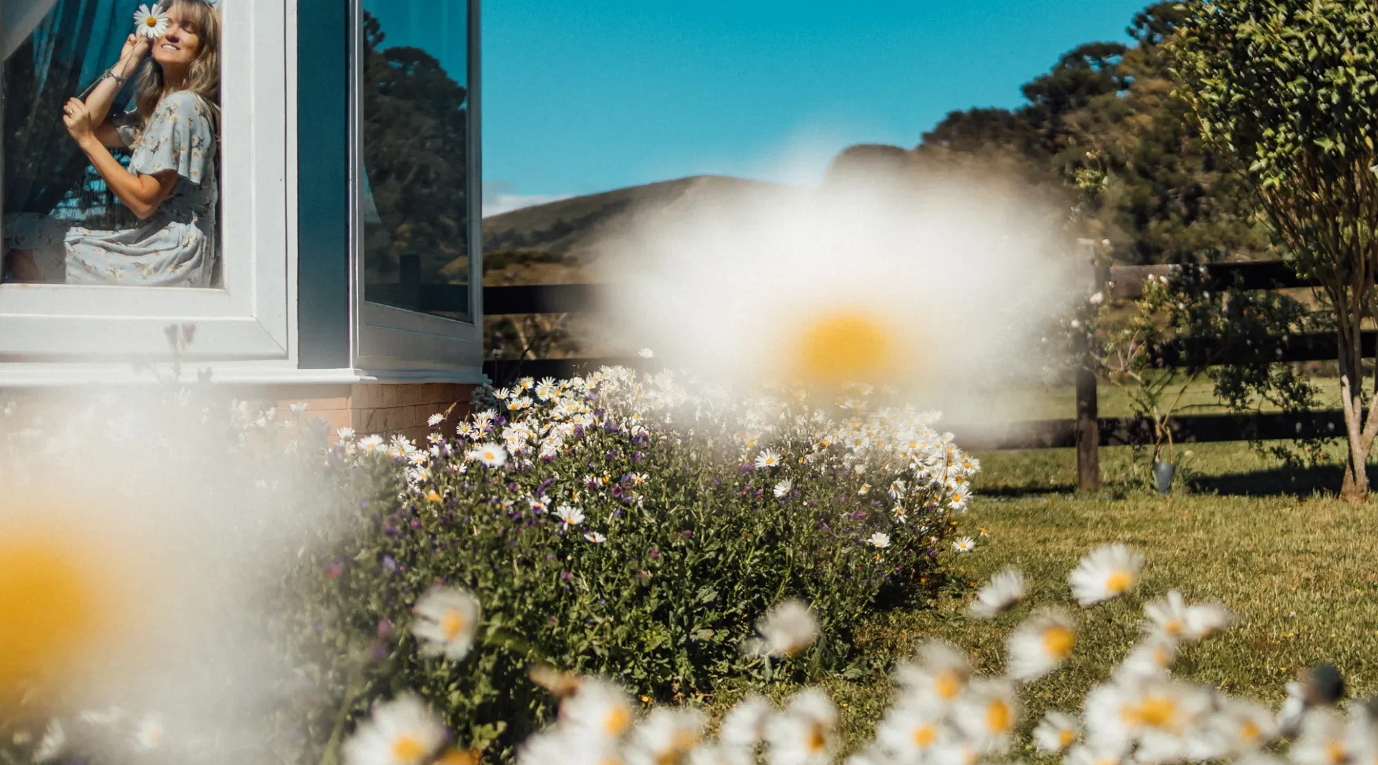 Ensaio profissional no jardim da Pousada Cantos e Encantos em Urubici.