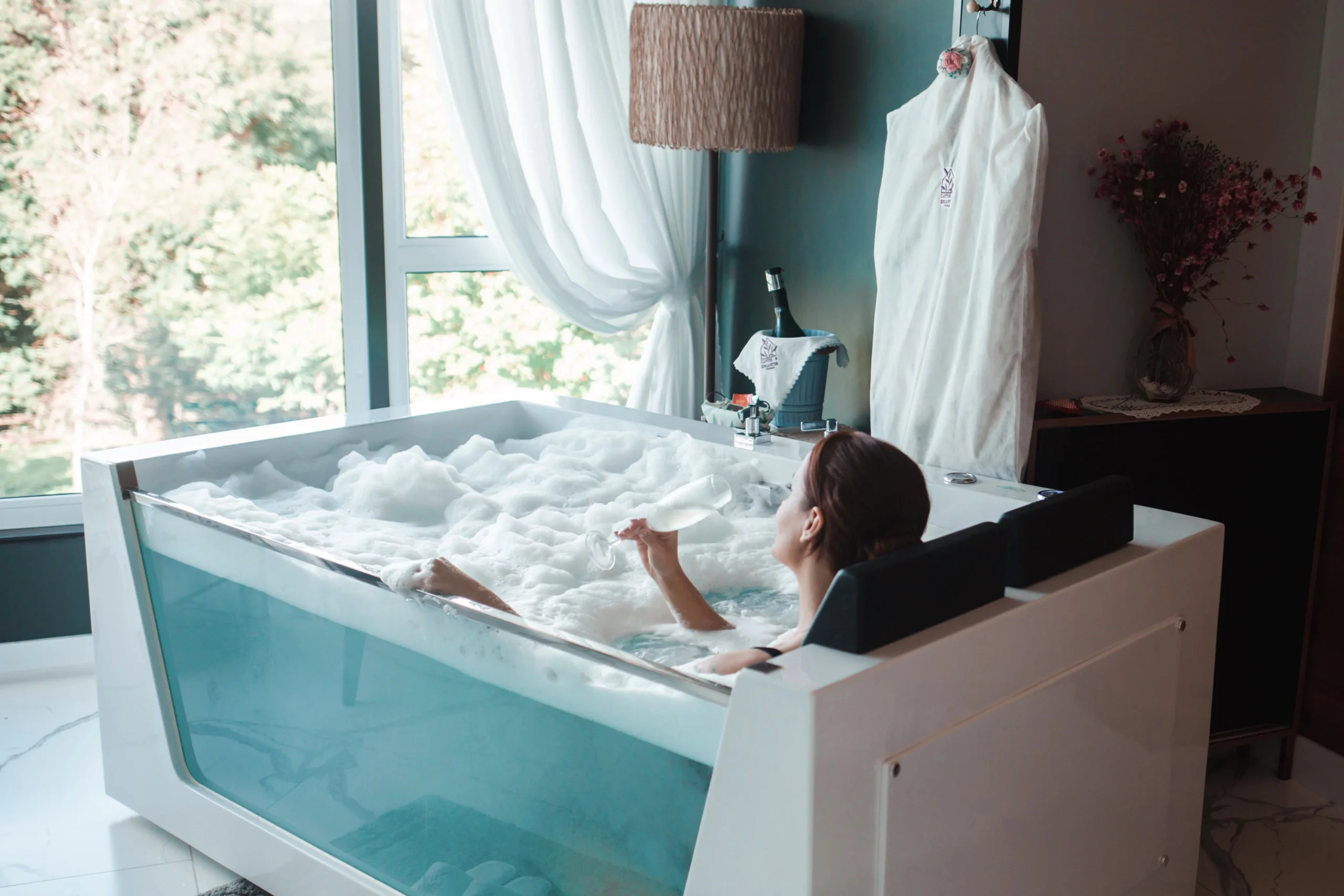 Banheira de hidromassagem com vista externa.