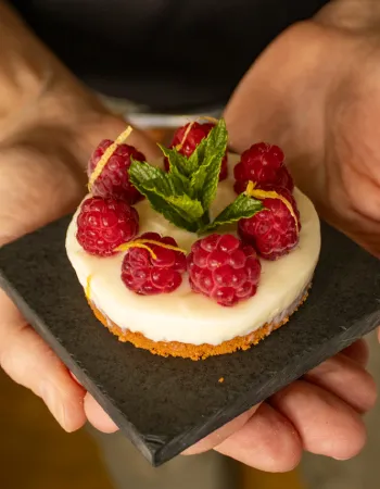 Sobremesa artesanal servida na Pousada Cantos e Encantos com frutas frescas e apresentação delicada