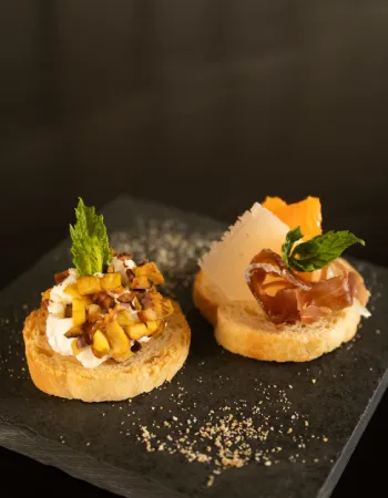 Entradas gourmet preparadas pela Pousada Cantos e Encantos com ingredientes selecionados