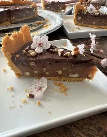 Torta artesanal de chocolate servida no café da manhã da Pousada Cantos e Encantos em Urubici