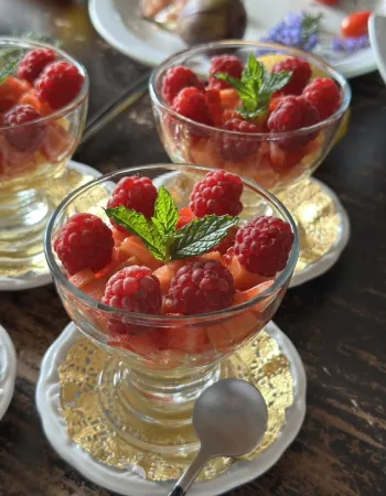 Sobremesa de frutas vermelhas em taça servida no café da manhã da Pousada Cantos e Encantos em Urubici