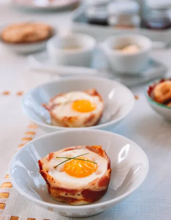 Prato quente servido no café da manhã da Pousada Cantos e Encantos em Urubici, apresentado em louça branca