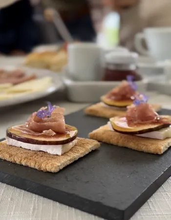 Entradas artesanais servidas no café da manhã gourmet da Pousada Cantos e Encantos