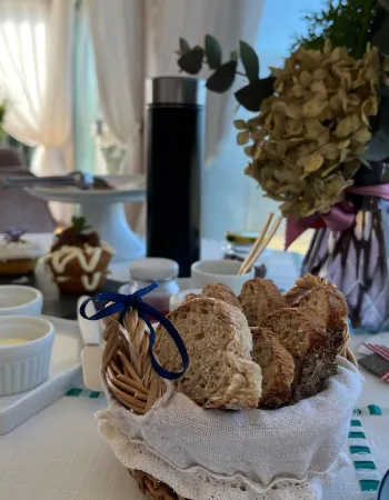 Cesta com pães artesanais e itens do café da manhã da Pousada Cantos e Encantos em Urubici