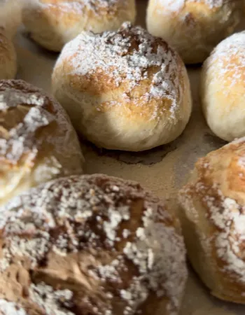 Pães artesanais preparados para o café da manhã da Pousada Cantos e Encantos em Urubici