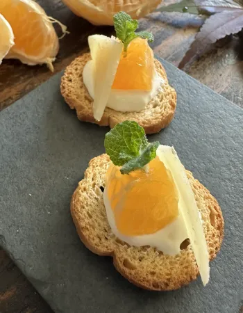Canapés artesanais com queijo e frutas servidos no café da manhã da Pousada Cantos e Encantos