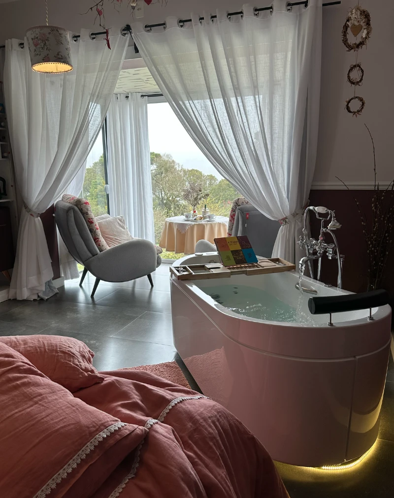 Suíte Master Érica da Pousada Cantos e Encantos em Urubici, com banheira de imersão, charme e vista panorâmica