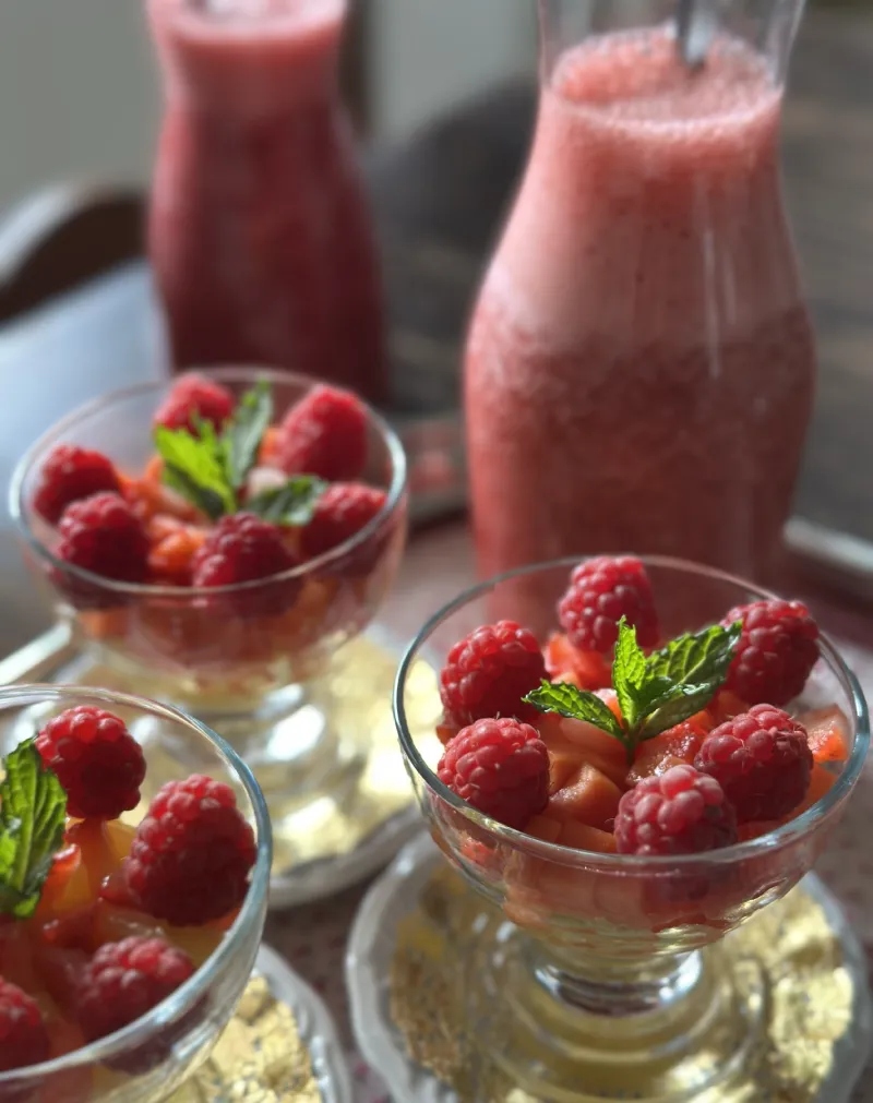 Frutas frescas e sucos naturais servidos no café da manhã da Pousada Cantos e Encantos em Urubici