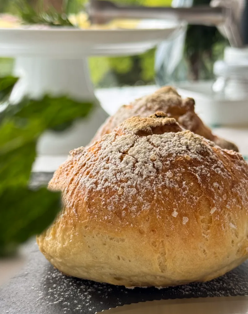 Pães artesanais recém-assados servidos no café da manhã da Pousada Cantos e Encantos em Urubici