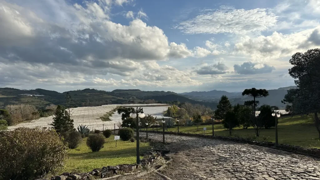 Paisagem da Serra Catarinense com estrada de pedra, montanhas e vinhedos de altitude durante a Vindima de Altitude 2026