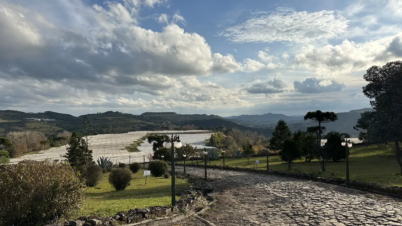 Paisagem da Serra Catarinense com estrada de pedra, montanhas e vinhedos de altitude durante a Vindima de Altitude 2026