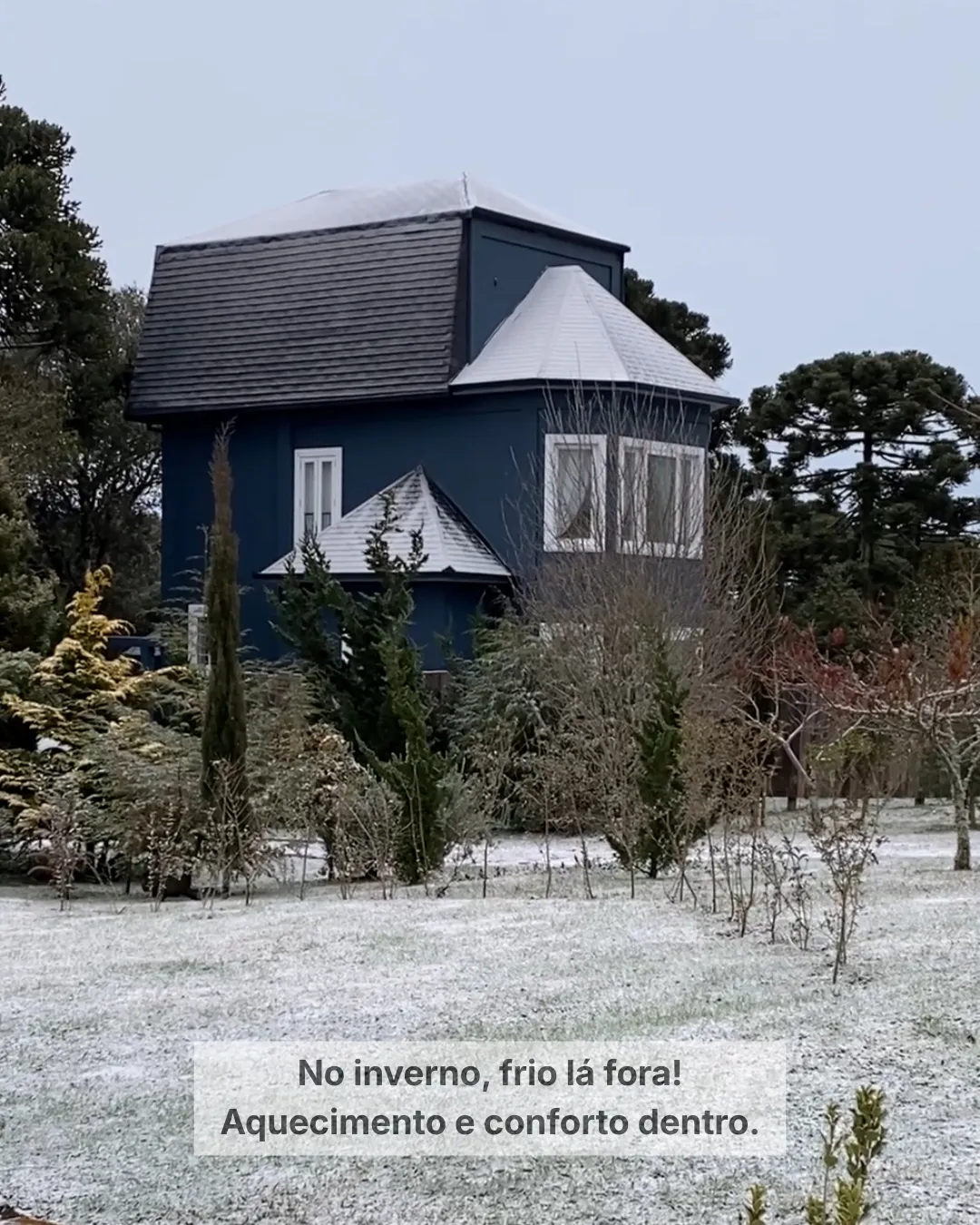 Vista externa da Pousada Cantos e Encantos em Urubici durante o inverno
