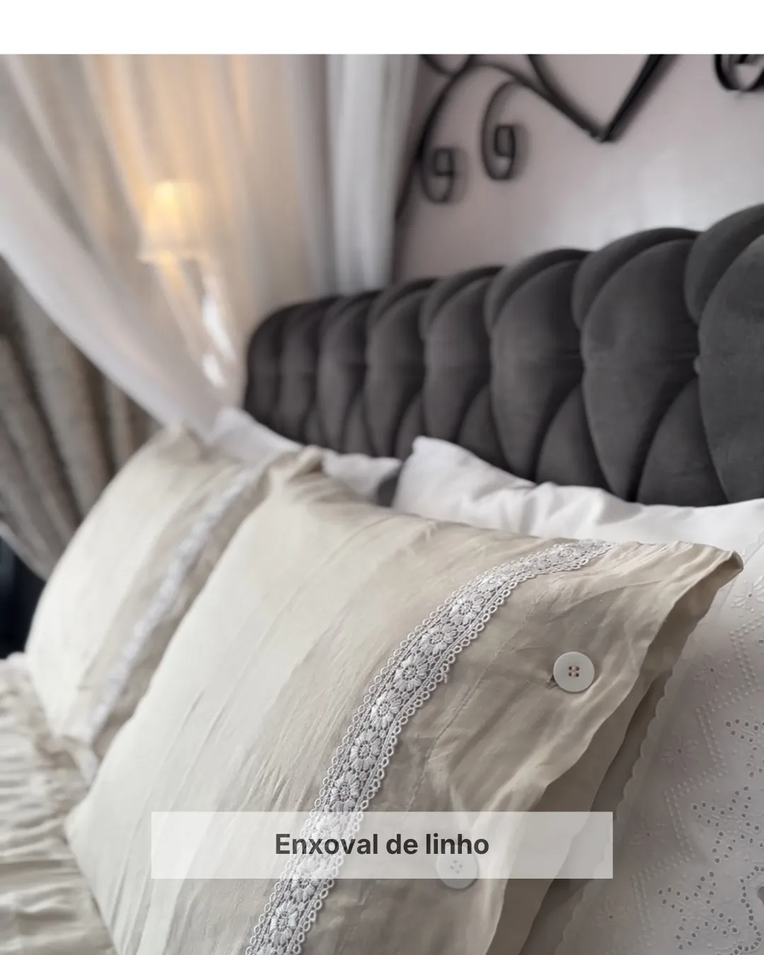 Detalhe de enxoval e cortinas na suíte da Pousada Cantos e Encantos em Urubici