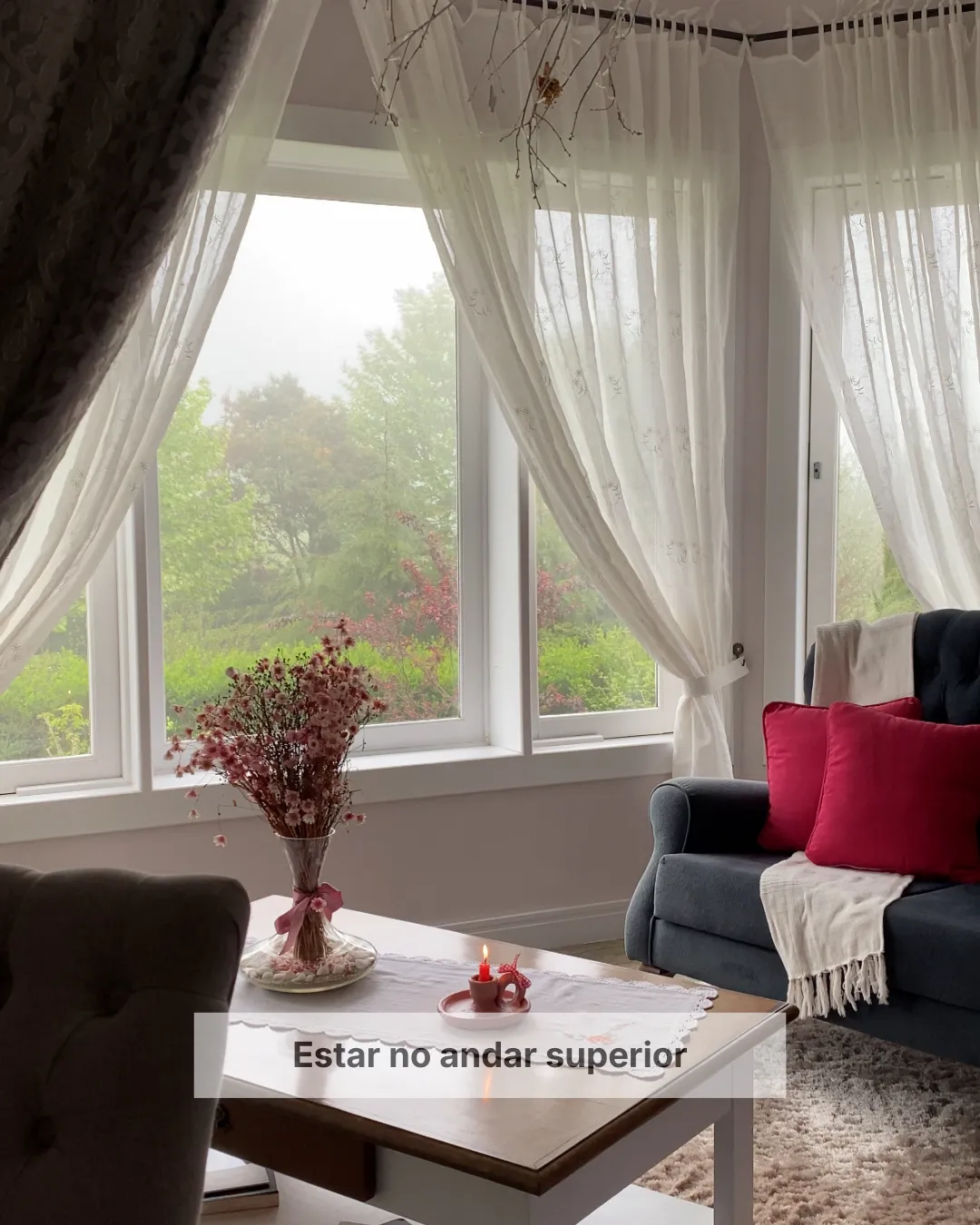 Área de estar da suíte da Pousada Cantos e Encantos em Urubici com vista para o jardim